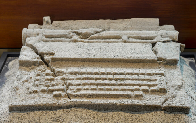 Draft-Bazza / Studio, 2026
Resin, sand
21 x 40 x 47 cm