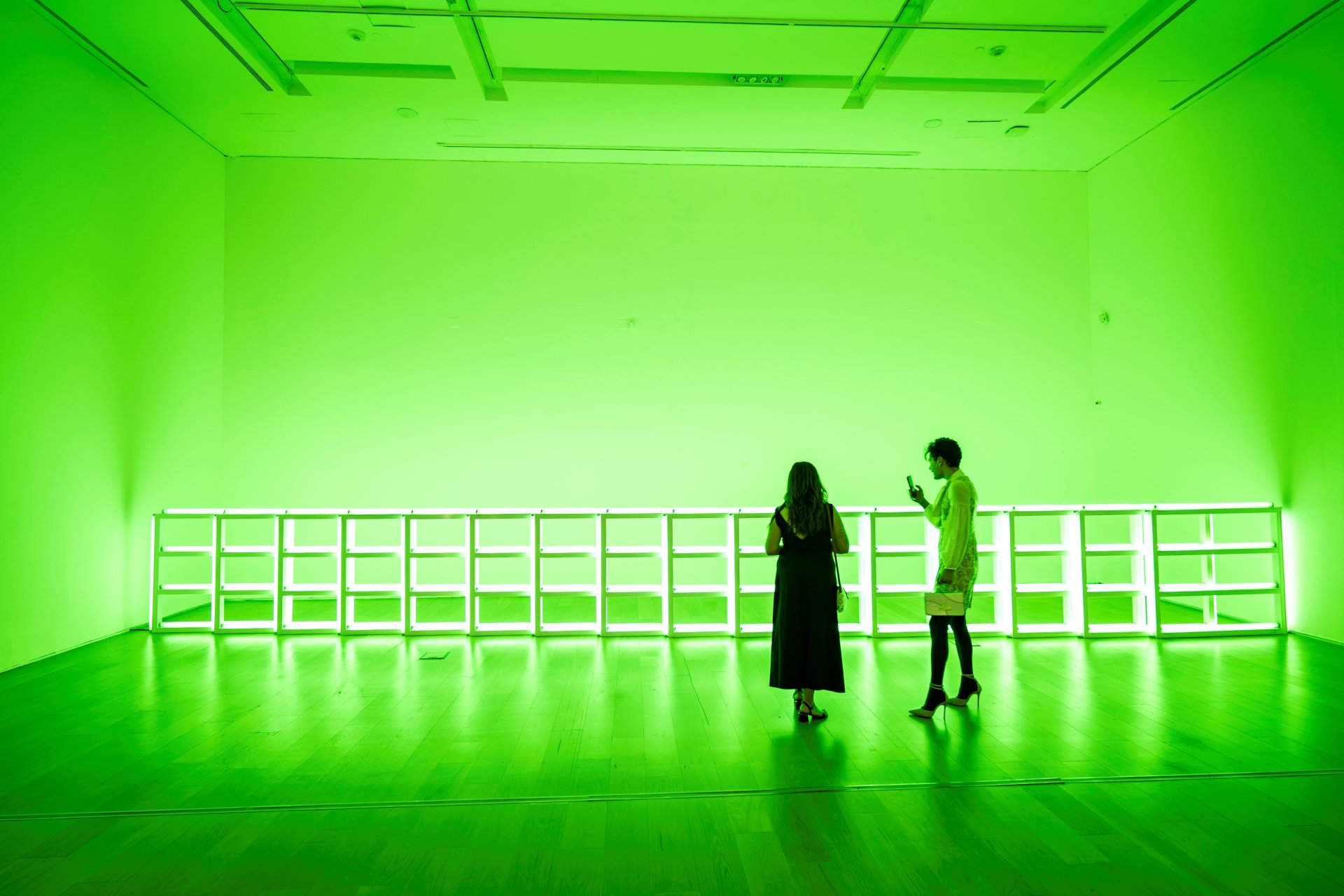 Dan Flavin llega al Malba con la exposición "Luz, color y espacio"